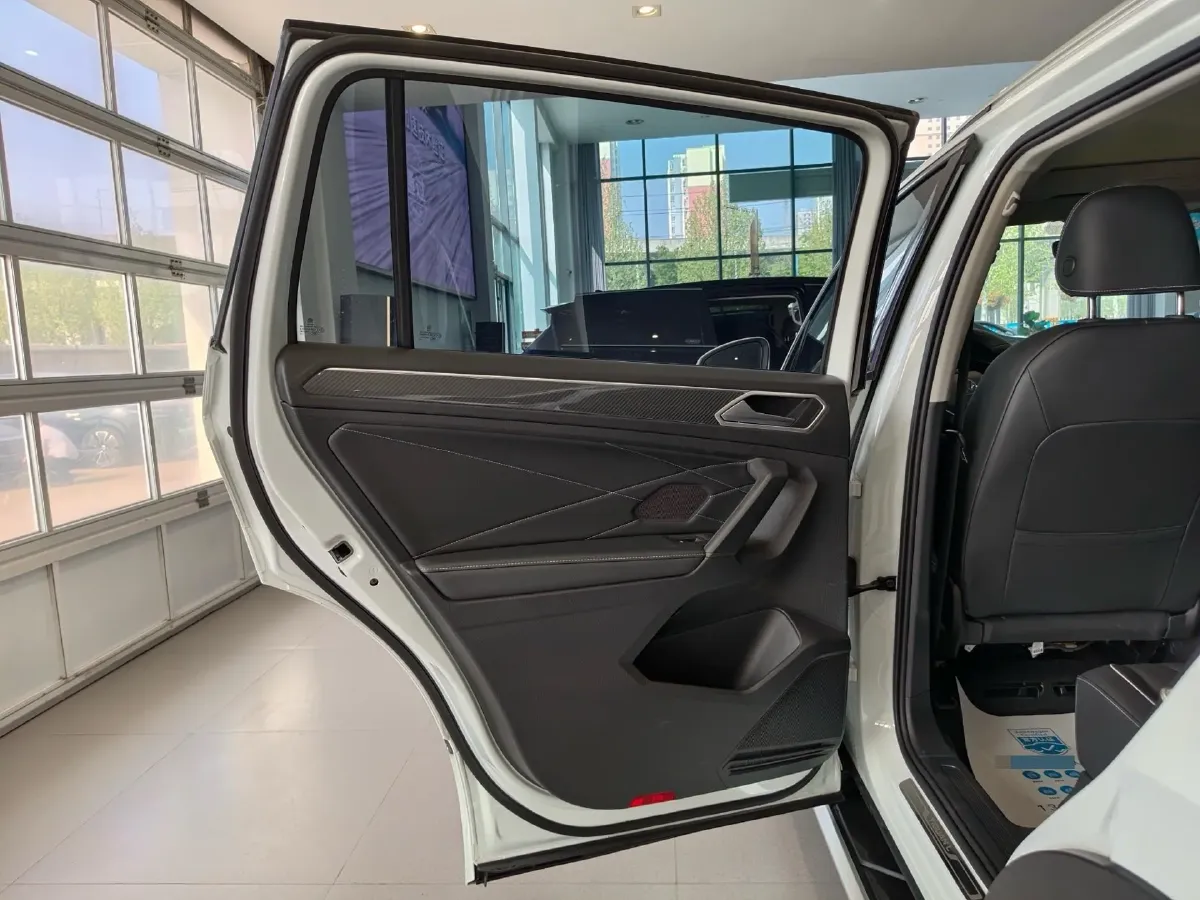 2024 Volkswagen Tiguan L 2.0T 186HP L4 7DCT,autocango,china used car exporter,china ev exporter,chinese used car exporter,chinese used ev exporter