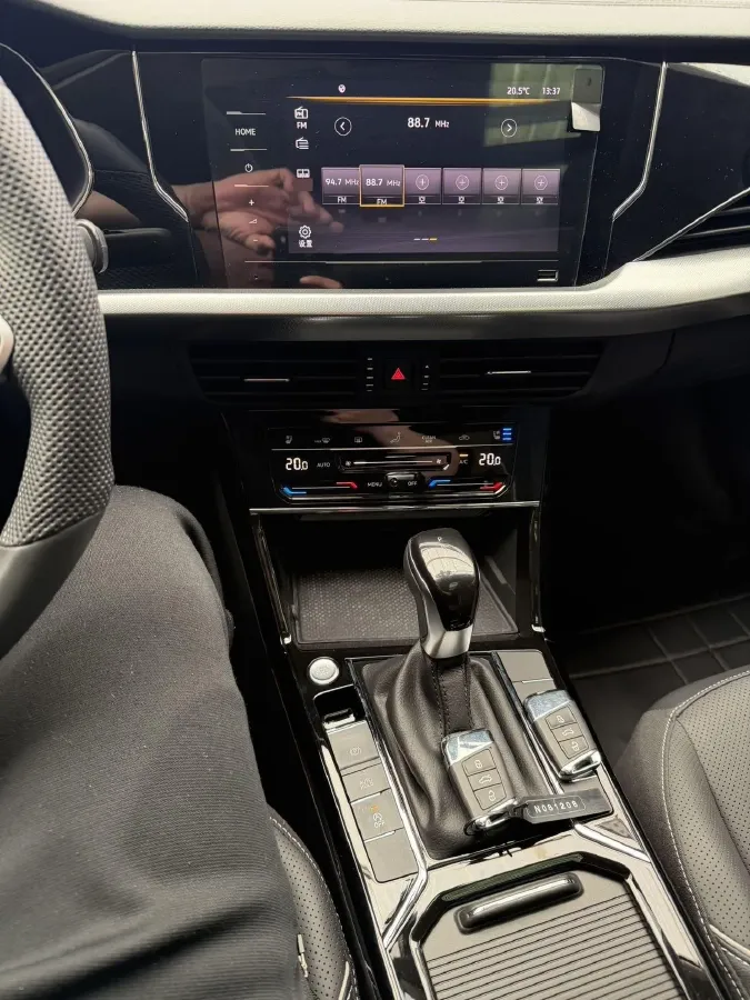 2024 Volkswagen Passat 2.0T 220HP L4 7DCT,autocango,china used car exporter,china ev exporter,chinese used car exporter,chinese used ev exporter