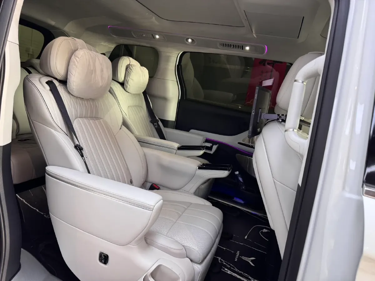 2025 Voyah Dream 1.5T 150HP L4 PHEV 41.7KWH,autocango,china used car exporter,china ev exporter,chinese used car exporter,chinese used ev exporter