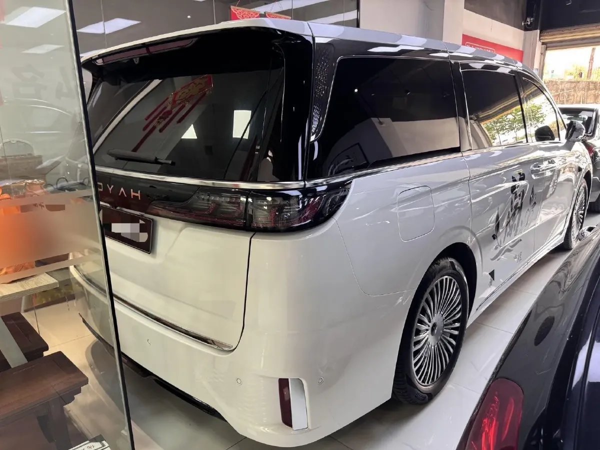 2025 Voyah Dream 1.5T 150HP L4 PHEV 41.7KWH,autocango,china used car exporter,china ev exporter,chinese used car exporter,chinese used ev exporter