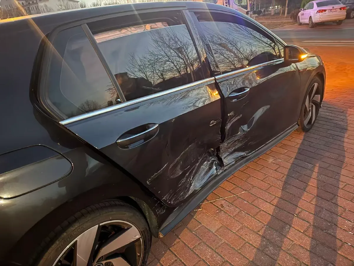 2023 Volkswagen GolfGTI 2.0T 220HP L4 7DCT,autocango,china used car exporter,china ev exporter,chinese used car exporter,chinese used ev exporter