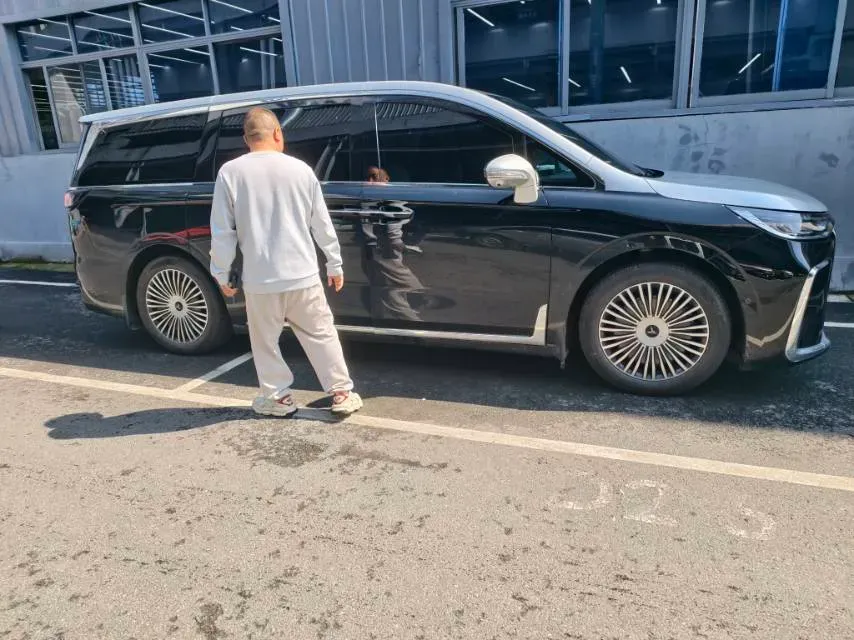 2025 Voyah Dream 1.5T 150HP L4 PHEV 41.7KWH,autocango,china used car exporter,china ev exporter,chinese used car exporter,chinese used ev exporter