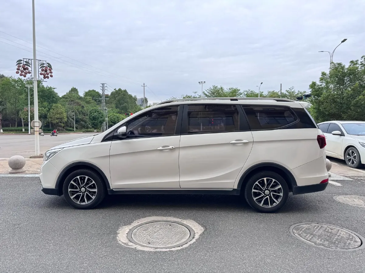 2019 BaoJun 730 1.5L 105HP L4 6MT,autocango,china used car exporter,china ev exporter,chinese used car exporter,chinese used ev exporter