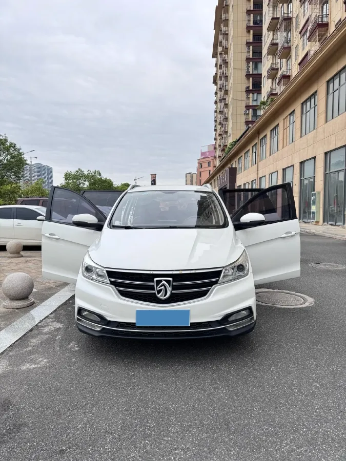 2019 BaoJun 730 1.5L 105HP L4 6MT,autocango,china used car exporter,china ev exporter,chinese used car exporter,chinese used ev exporter