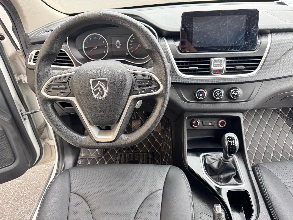 2019 BaoJun 730 1.5L 105HP L4 6MT,autocango,china used car exporter,china ev exporter,chinese used car exporter,chinese used ev exporter