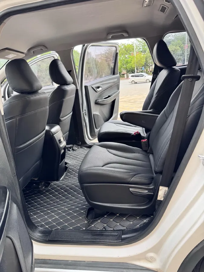 2019 BaoJun 730 1.5L 105HP L4 6MT,autocango,china used car exporter,china ev exporter,chinese used car exporter,chinese used ev exporter