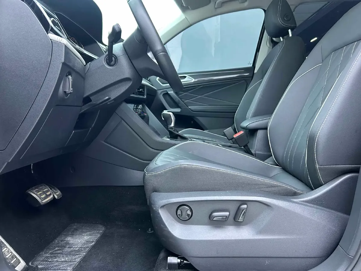 2024 Volkswagen Tiguan L 2.0T 186HP L4 7DCT,autocango,china used car exporter,china ev exporter,chinese used car exporter,chinese used ev exporter