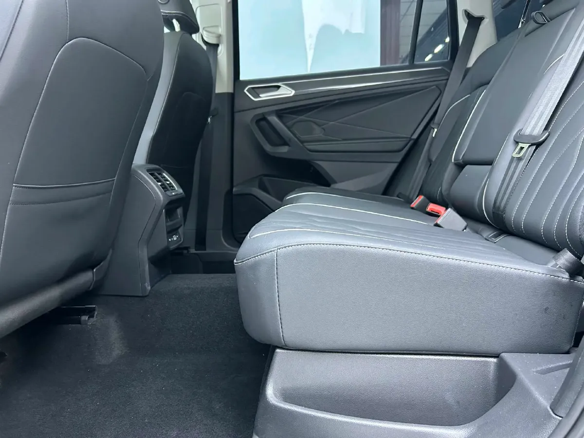 2024 Volkswagen Tiguan L 2.0T 186HP L4 7DCT,autocango,china used car exporter,china ev exporter,chinese used car exporter,chinese used ev exporter