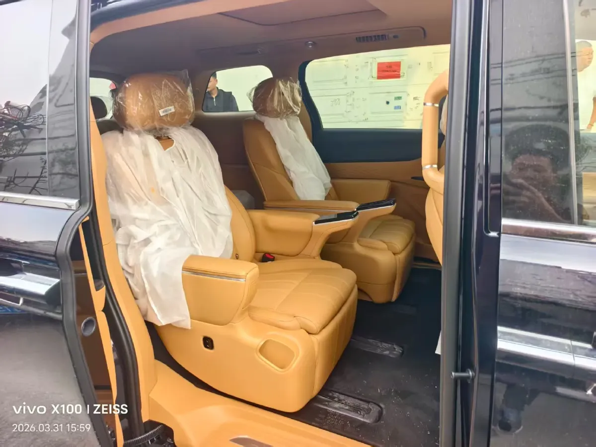 2025 Voyah Dream 1.5T 150HP L4 PHEV 41.7KWH,autocango,china used car exporter,china ev exporter,chinese used car exporter,chinese used ev exporter