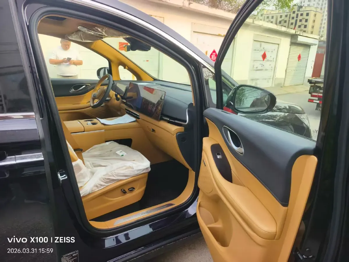 2025 Voyah Dream 1.5T 150HP L4 PHEV 41.7KWH,autocango,china used car exporter,china ev exporter,chinese used car exporter,chinese used ev exporter