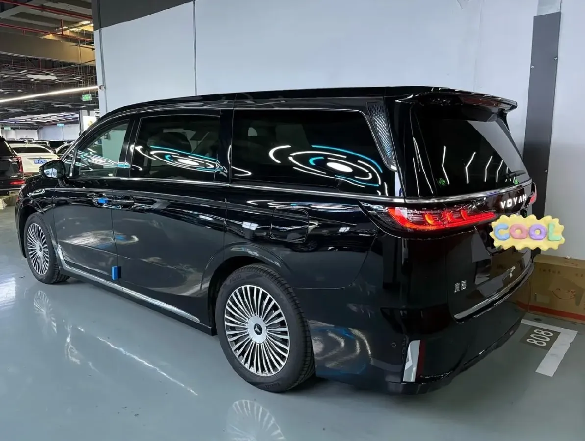 2025 Voyah Dream 1.5T 150HP L4 PHEV 41.7KWH,autocango,china used car exporter,china ev exporter,chinese used car exporter,chinese used ev exporter