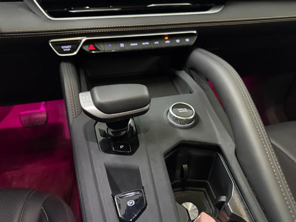 2024 Geely Monjaro 2.0T 218HP L4 7DCT,autocango,china used car exporter,china ev exporter,chinese used car exporter,chinese used ev exporter