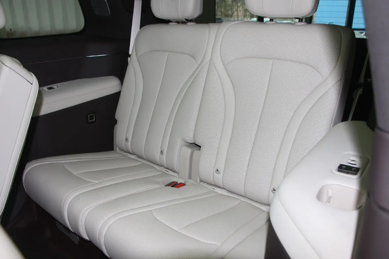 2025 Denza DenzaN9 2.0T 207HP L4 E-CVT PHEV,autocango,china used car exporter,china ev exporter,chinese used car exporter,chinese used ev exporter