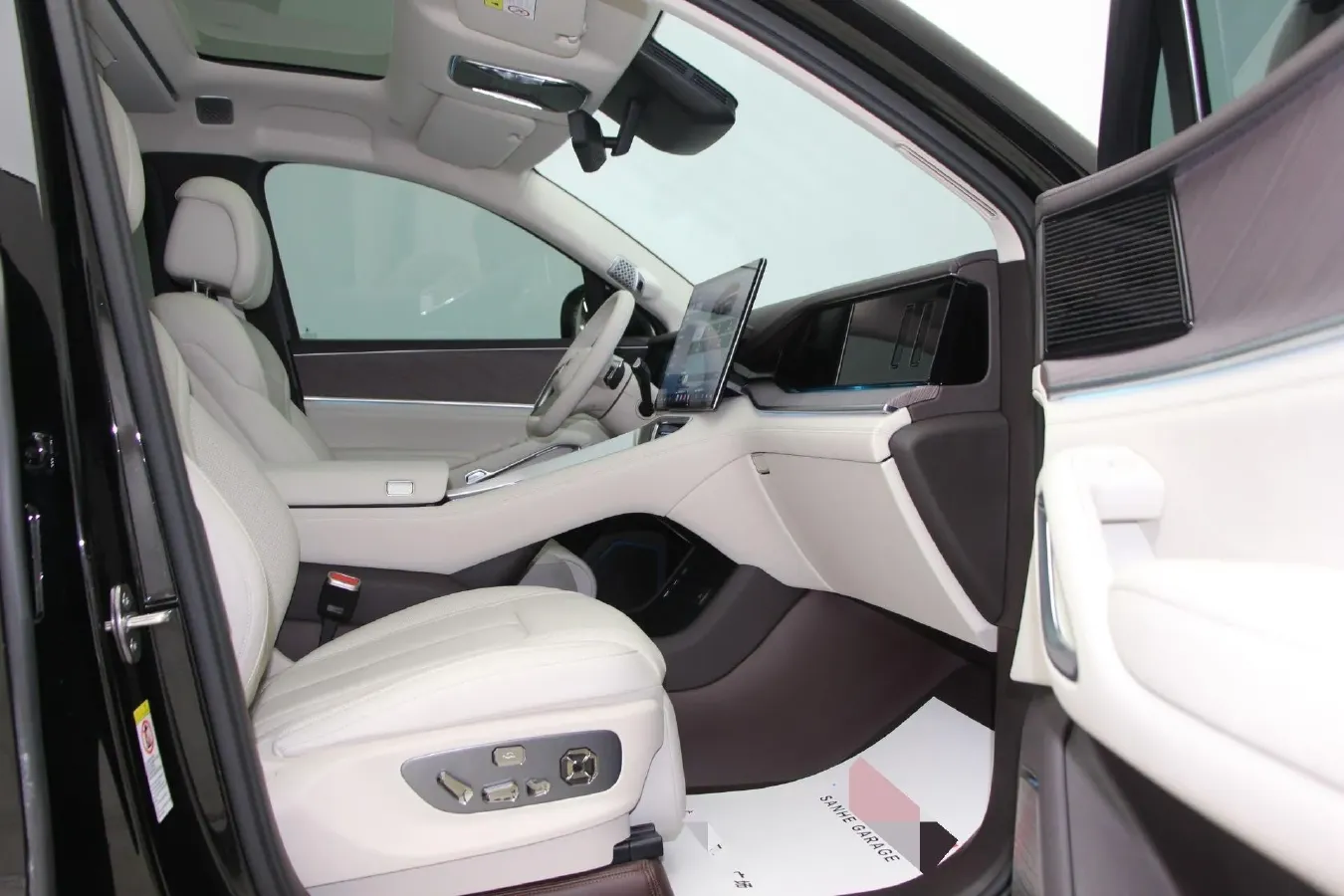 2025 Denza DenzaN9 2.0T 207HP L4 E-CVT PHEV,autocango,china used car exporter,china ev exporter,chinese used car exporter,chinese used ev exporter