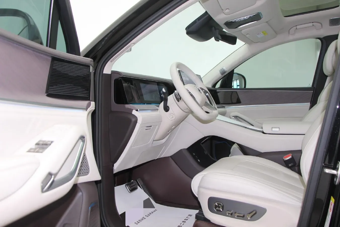 2025 Denza DenzaN9 2.0T 207HP L4 E-CVT PHEV,autocango,china used car exporter,china ev exporter,chinese used car exporter,chinese used ev exporter