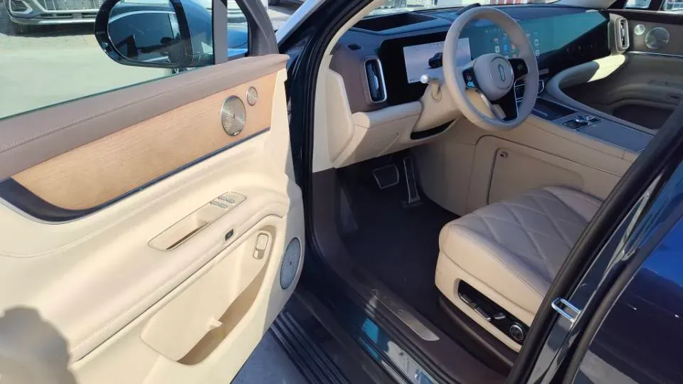 2025 AITO AITO M9 REEV 160HP REEV 52KWH,autocango,china used car exporter,china ev exporter,chinese used car exporter,chinese used ev exporter