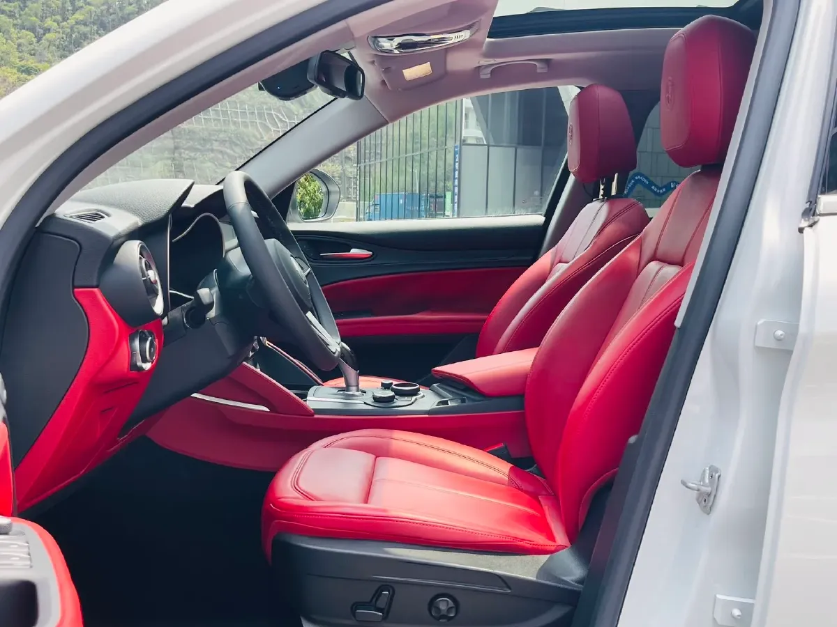 2017 Jaguar XE 2.0T 240HP L4 8AT,autocango,china used car exporter,china ev exporter,chinese used car exporter,chinese used ev exporter