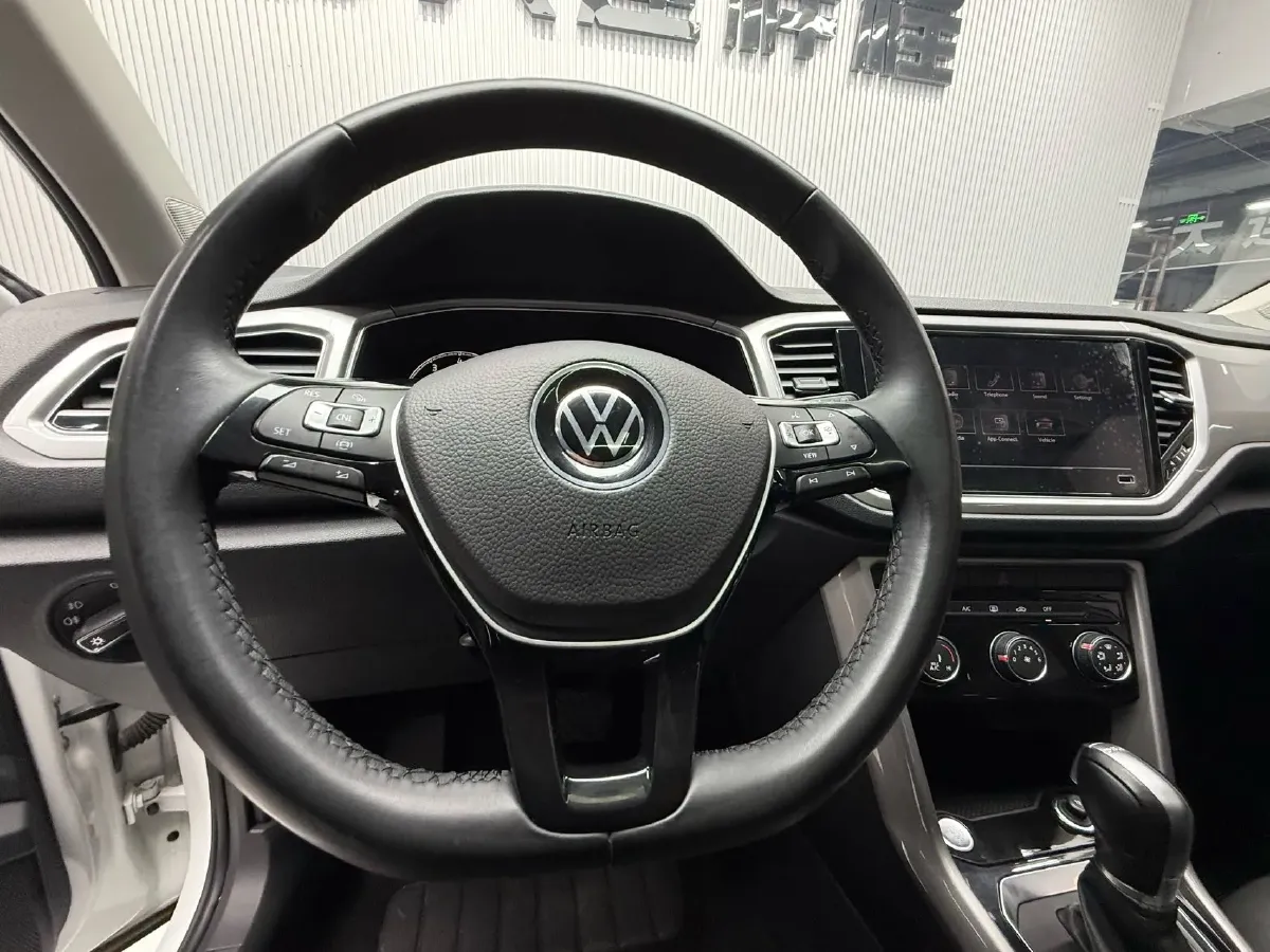 2022 Volkswagen T-Roc 1.4T 150HP L4 7DCT,autocango,china used car exporter,china ev exporter,chinese used car exporter,chinese used ev exporter
