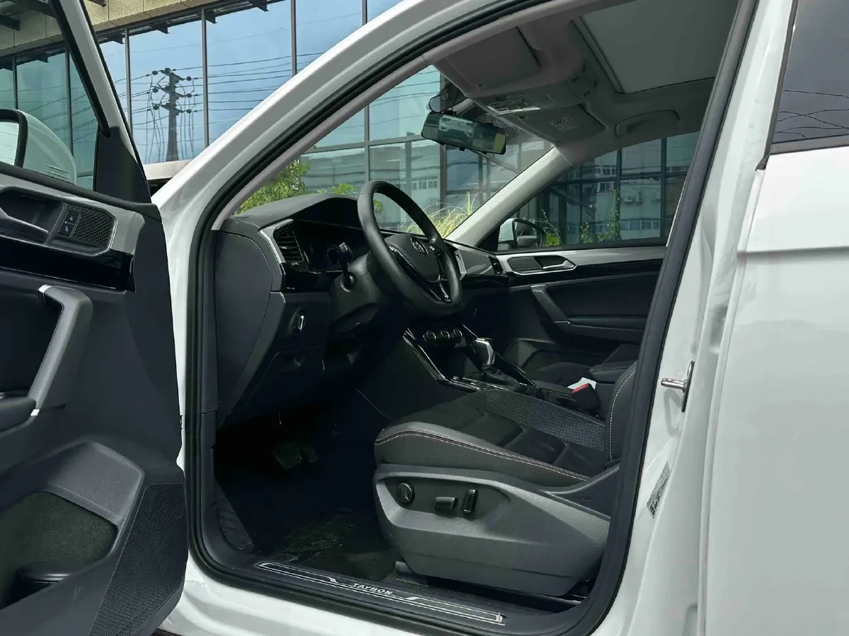 2019 Jeep Cherokee 2.0T 234HP L4 9AT,autocango,china used car exporter,china ev exporter,chinese used car exporter,chinese used ev exporter