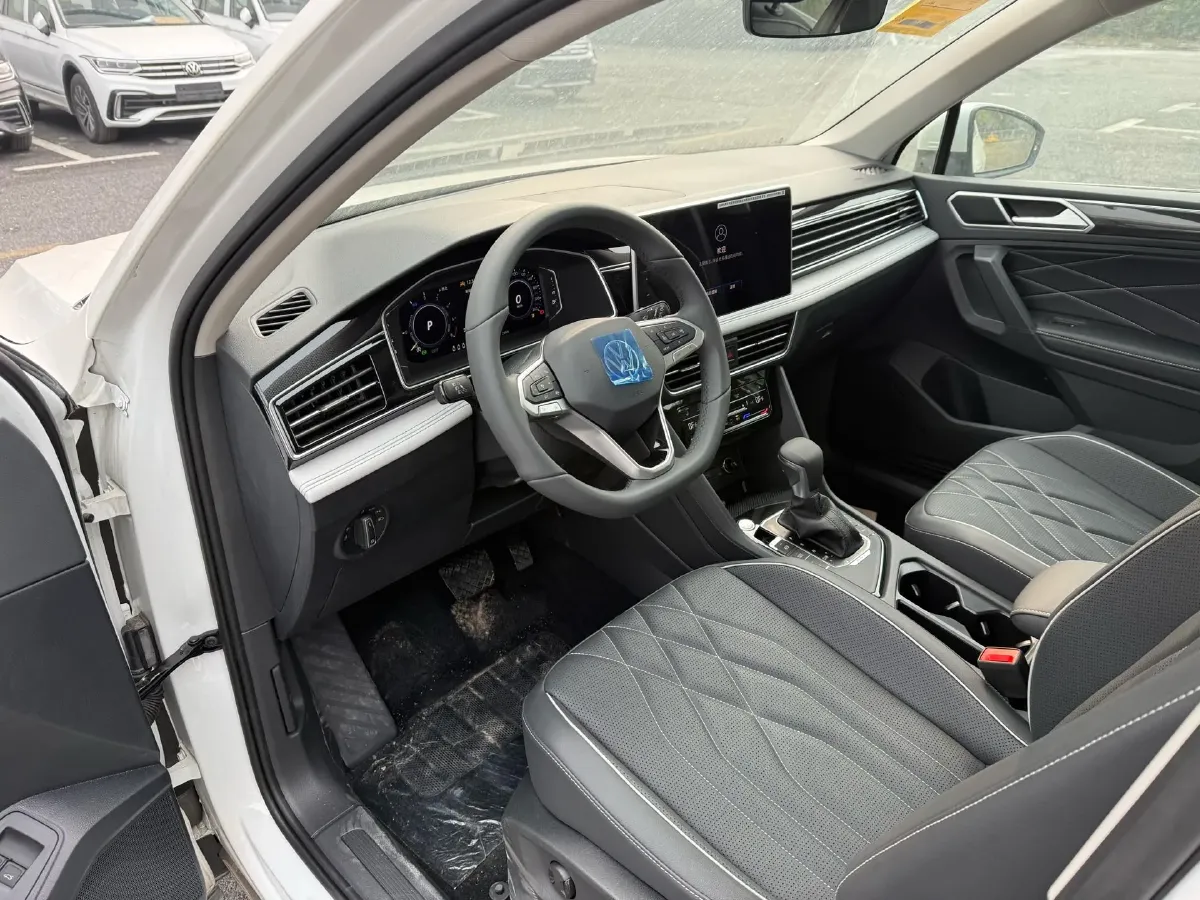 2023 Volkswagen Tiguan L 1.4T 150HP L4 6DCT PHEV 13KWH,autocango,china used car exporter,china ev exporter,chinese used car exporter,chinese used ev exporter