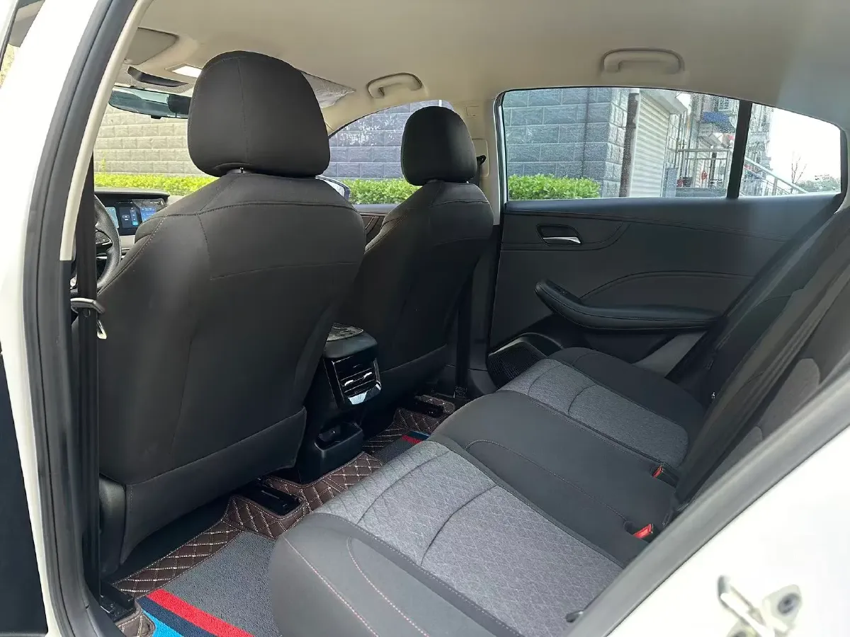 2023 Roewe i5 1.5L 129HP L4 5MT,autocango,china used car exporter,china ev exporter,chinese used car exporter,chinese used ev exporter