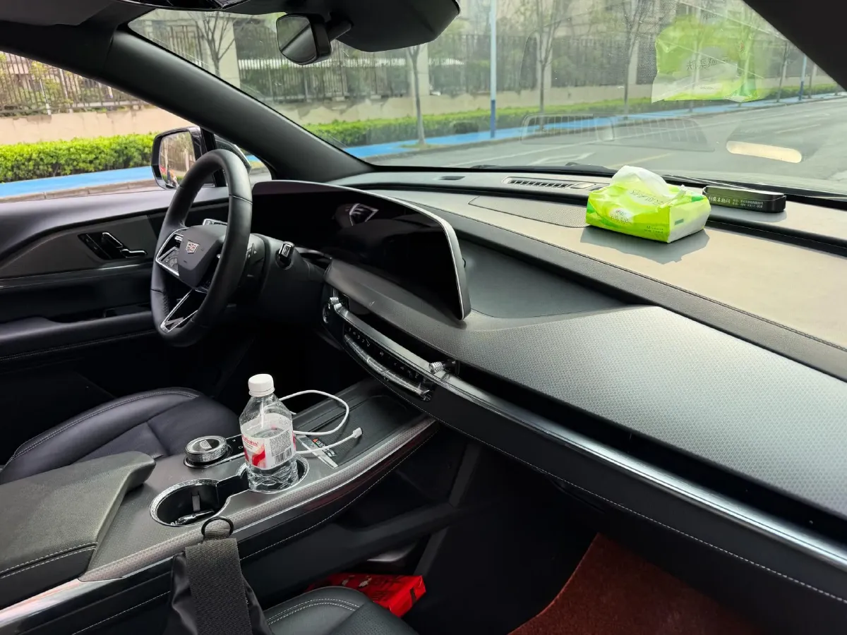 2025 Cadillac XT5 2.0T 237HP L4 9AT,autocango,china used car exporter,china ev exporter,chinese used car exporter,chinese used ev exporter