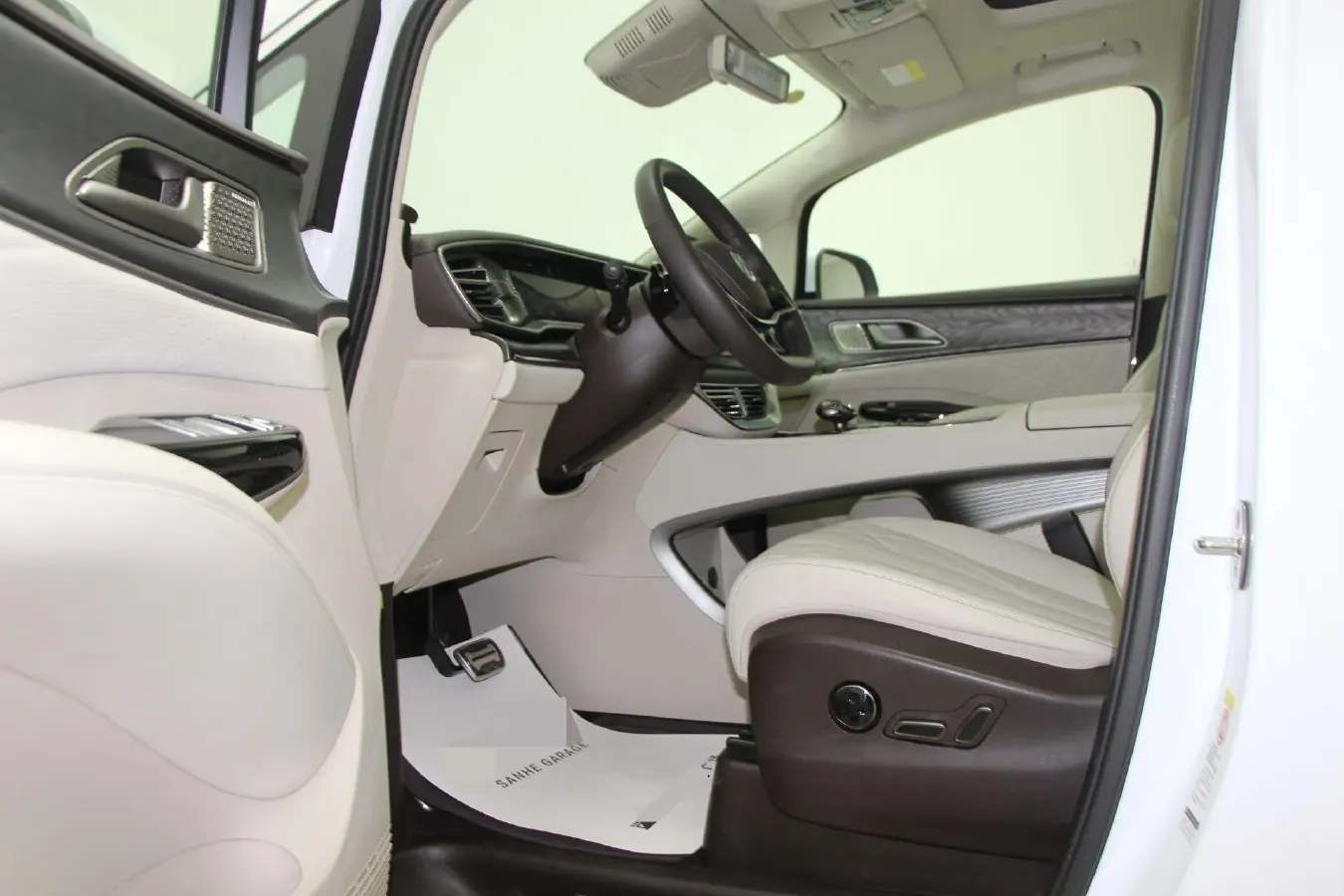 2025 Denza D9 1.5T 156HP L4 E-CVT PHEV 40KWH,autocango,china used car exporter,china ev exporter,chinese used car exporter,chinese used ev exporter