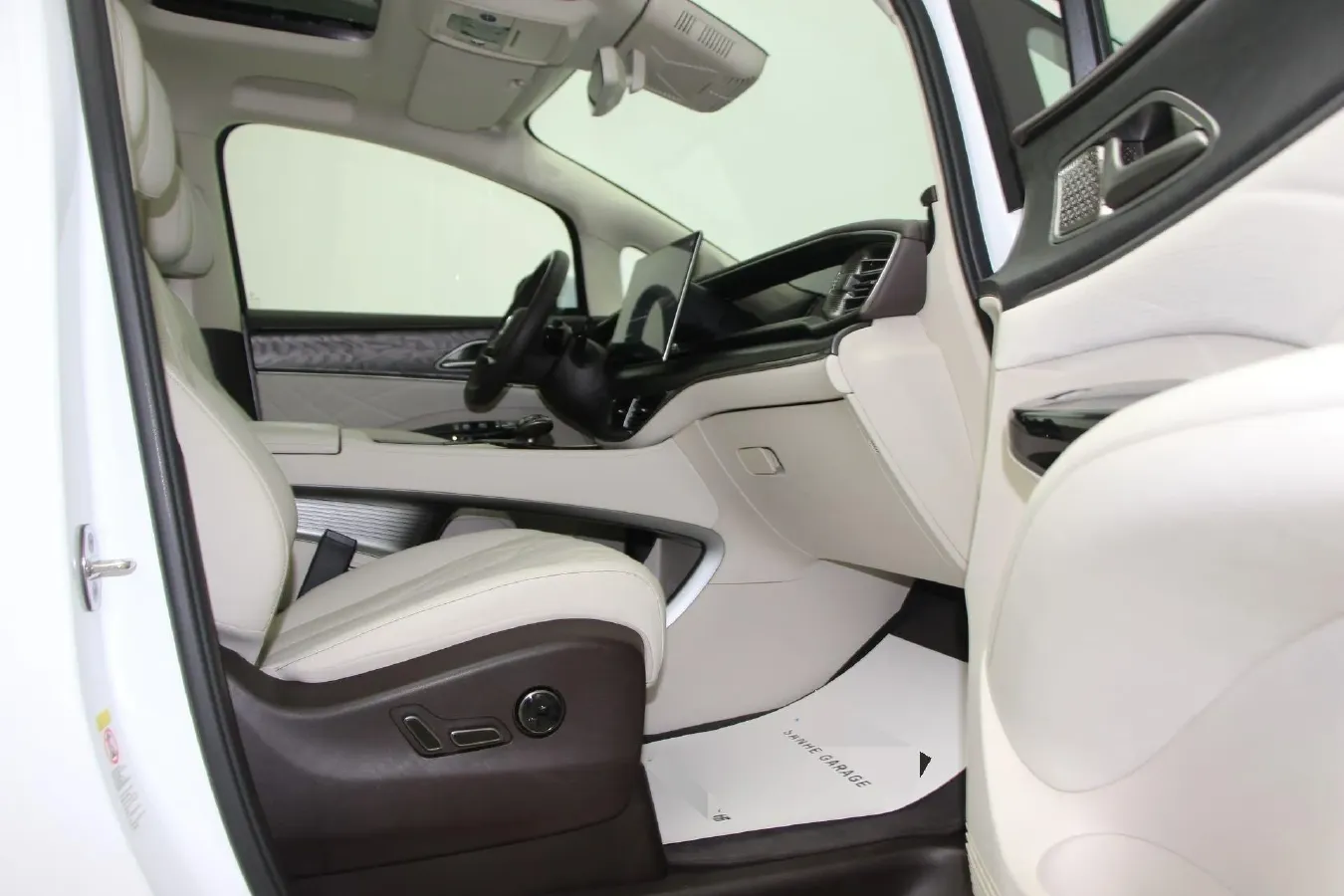 2025 Denza D9 1.5T 156HP L4 E-CVT PHEV 40KWH,autocango,china used car exporter,china ev exporter,chinese used car exporter,chinese used ev exporter