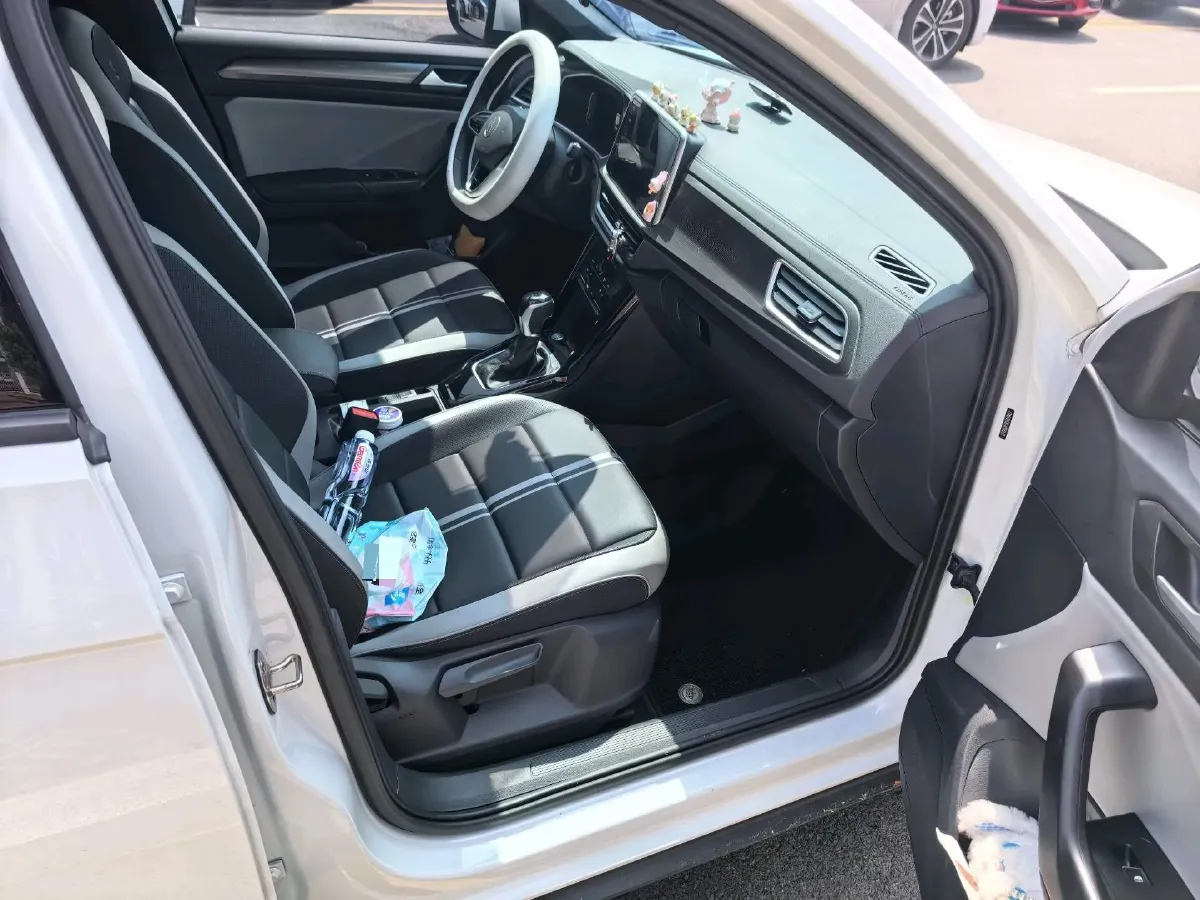 2025 Volkswagen T-Roc 1.5T 160HP L4 7DCT,autocango,china used car exporter,china ev exporter,chinese used car exporter,chinese used ev exporter