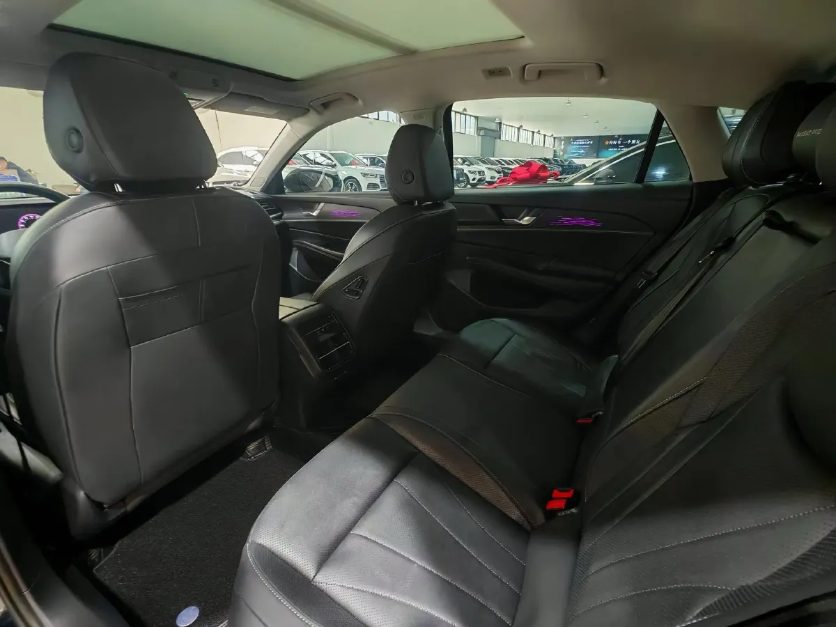 2025 Volkswagen Passat 2.0T 220HP L4 7DCT,autocango,china used car exporter,china ev exporter,chinese used car exporter,chinese used ev exporter