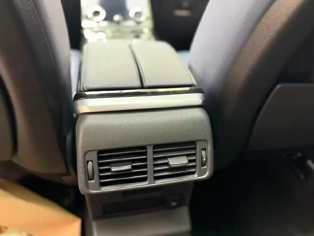 2018 Land Rover Discovery 2.0T 300HP L4 8AT,autocango,china used car exporter,china ev exporter,chinese used car exporter,chinese used ev exporter