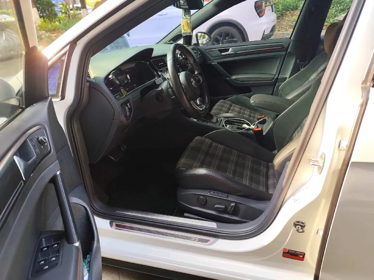 2018 Volkswagen GolfGTI 2.0T 220HP L4 7DCT,autocango,china used car exporter,china ev exporter,chinese used car exporter,chinese used ev exporter