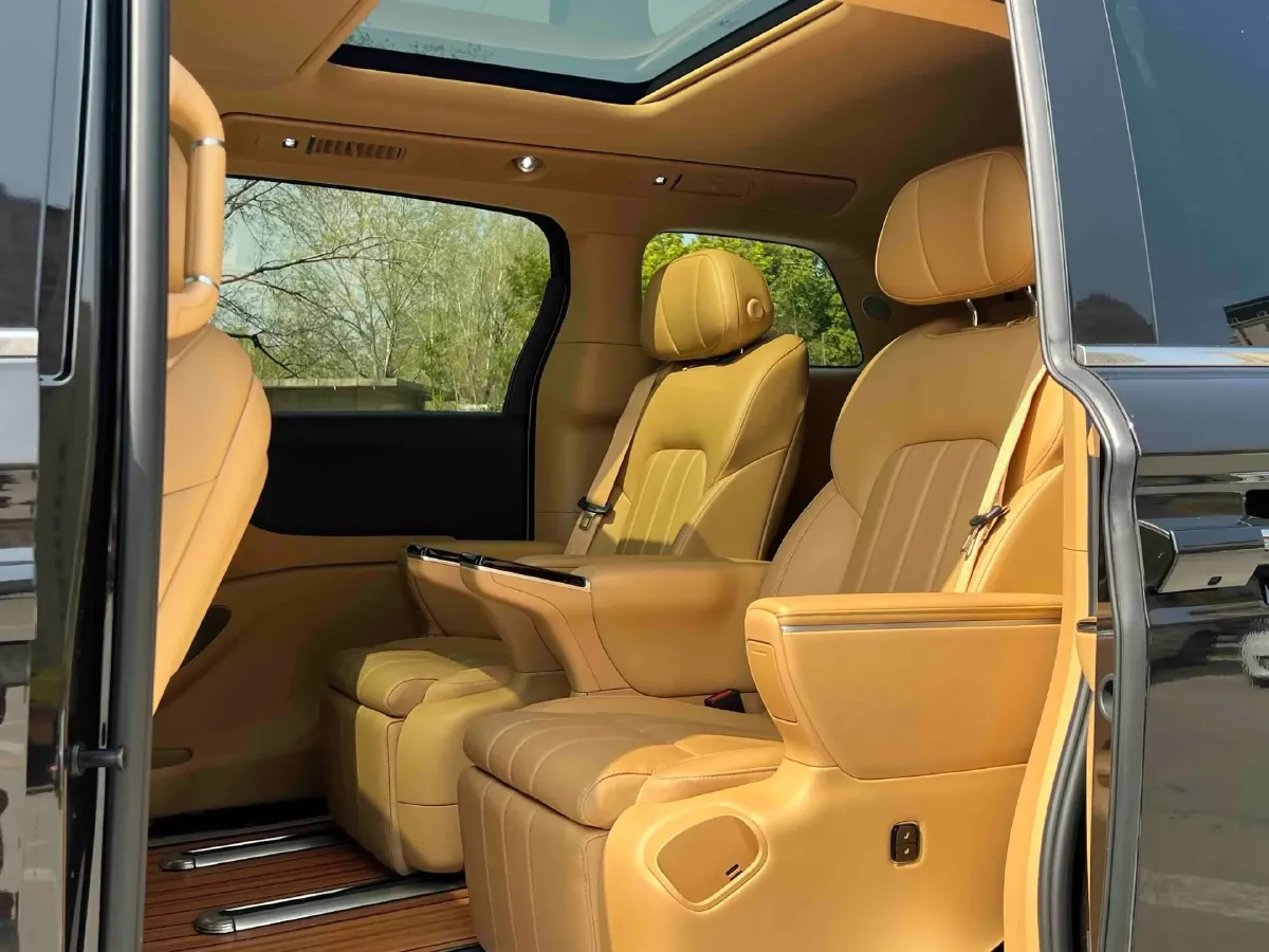 2025 Voyah Dream 1.5T 150HP L4 PHEV 41.7KWH,autocango,china used car exporter,china ev exporter,chinese used car exporter,chinese used ev exporter