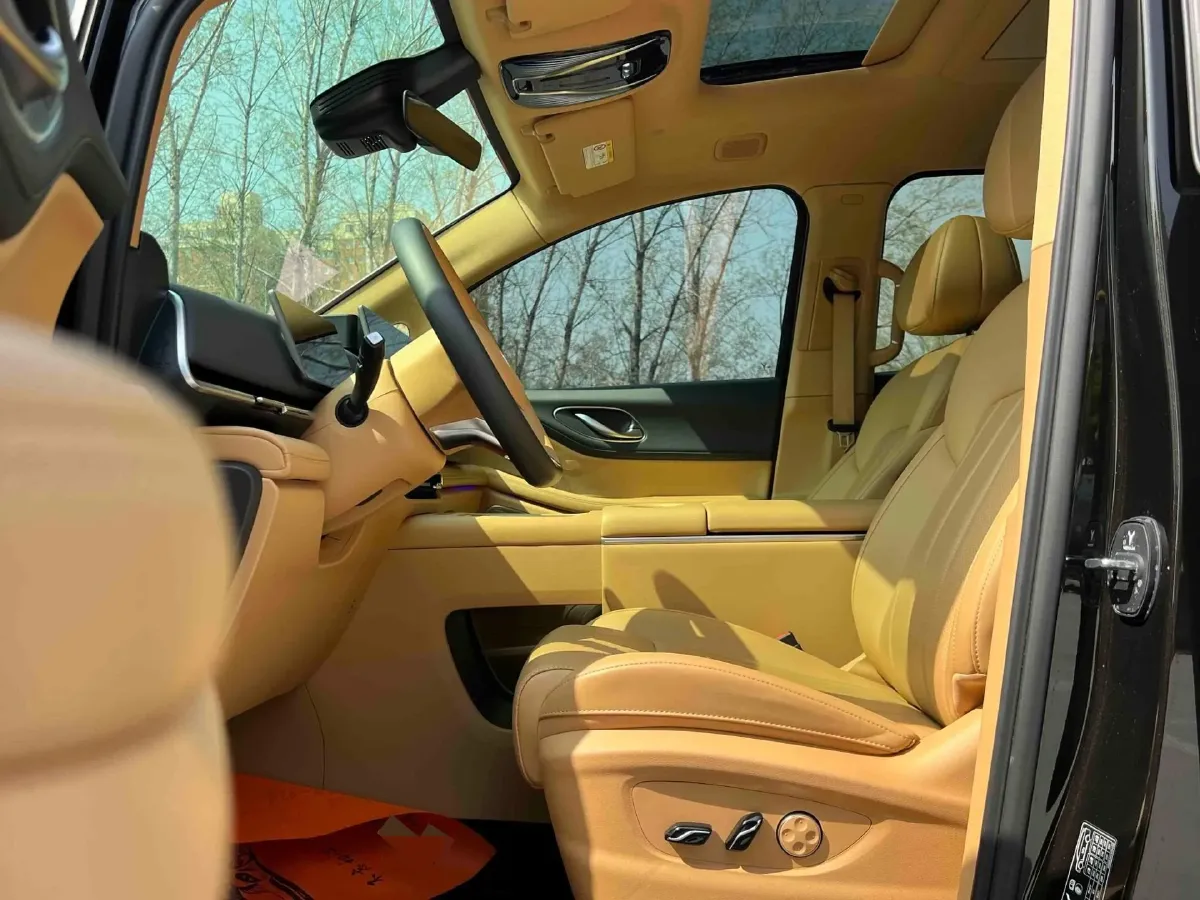 2025 Voyah Dream 1.5T 150HP L4 PHEV 41.7KWH,autocango,china used car exporter,china ev exporter,chinese used car exporter,chinese used ev exporter