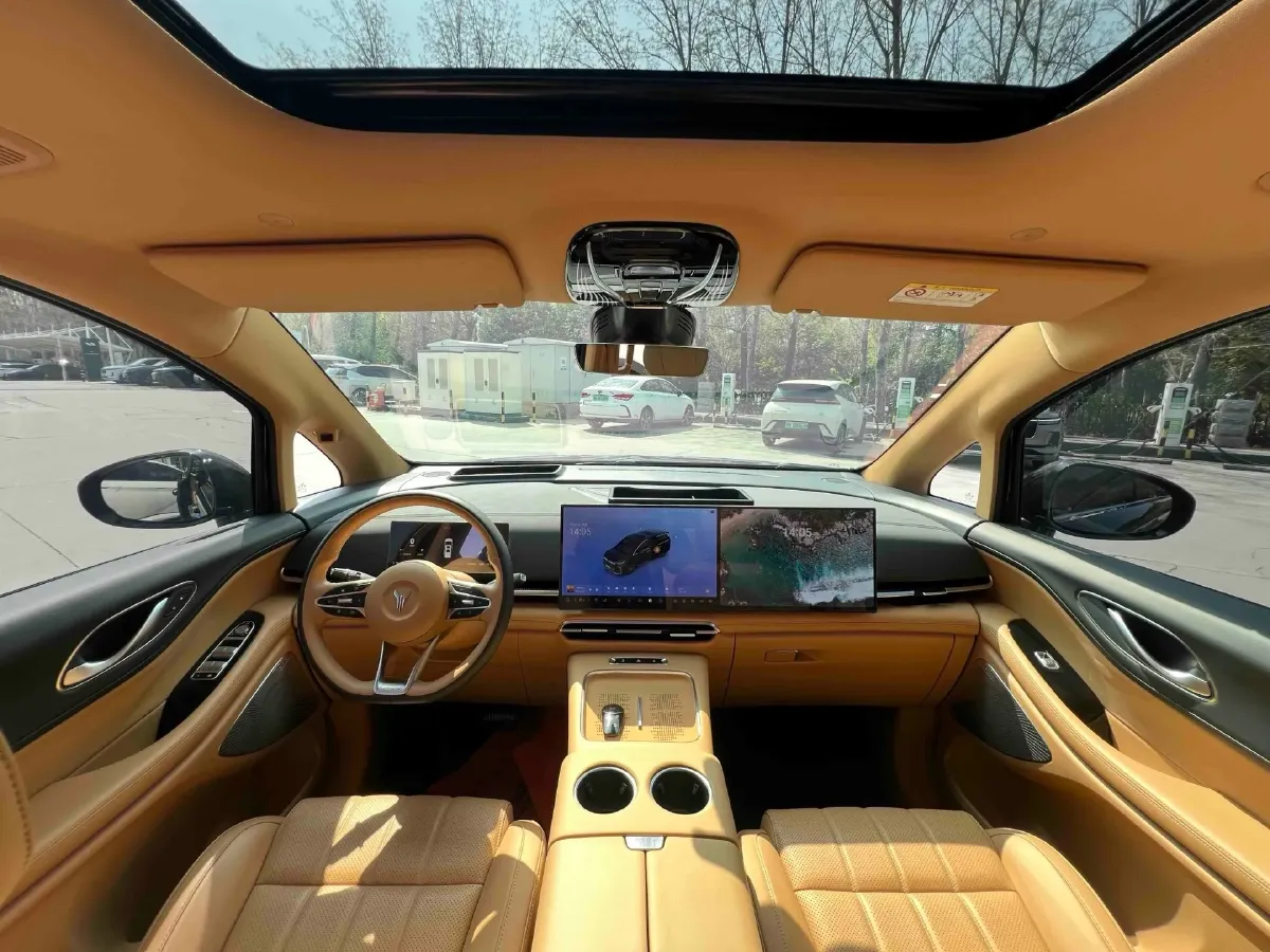 2025 Voyah Dream 1.5T 150HP L4 PHEV 41.7KWH,autocango,china used car exporter,china ev exporter,chinese used car exporter,chinese used ev exporter