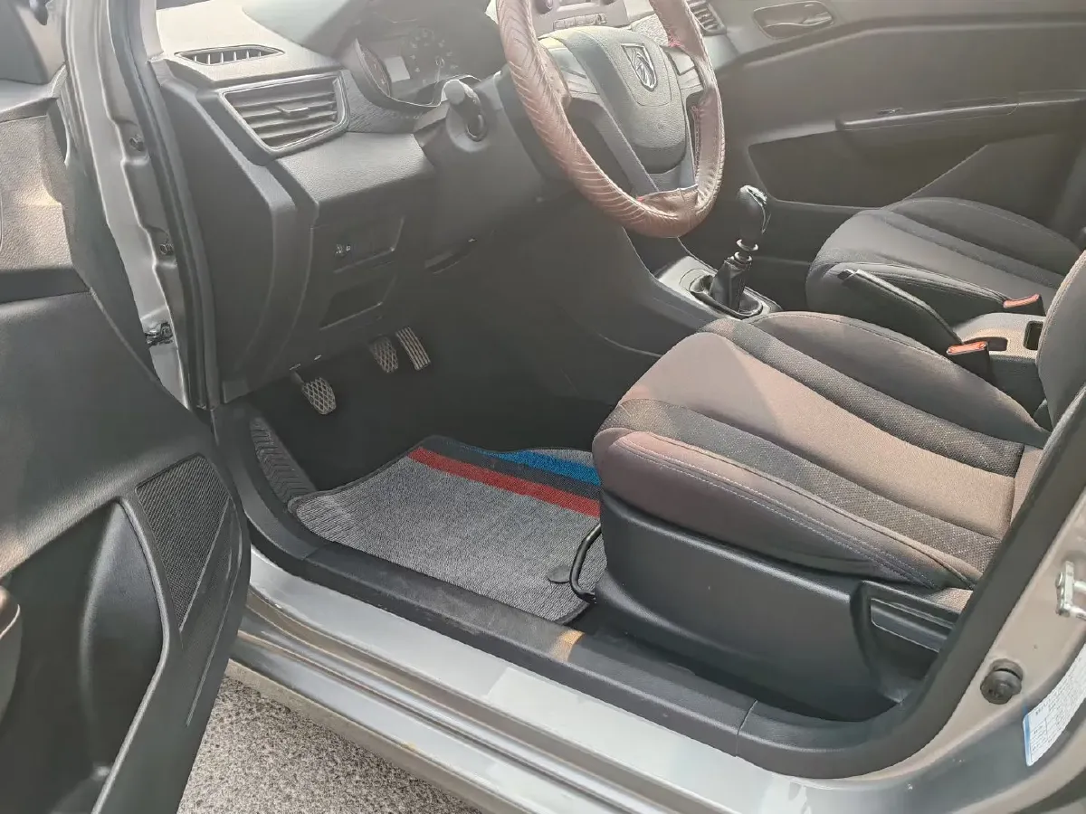 2017 BaoJun 310W 1.2L 82HP L4 6MT,autocango,china used car exporter,china ev exporter,chinese used car exporter,chinese used ev exporter