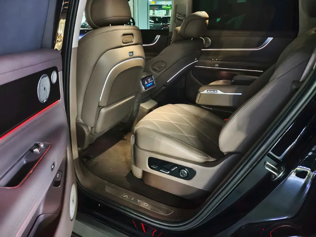 2025 AITO AITO M9 REEV 160HP REEV 52KWH,autocango,china used car exporter,china ev exporter,chinese used car exporter,chinese used ev exporter