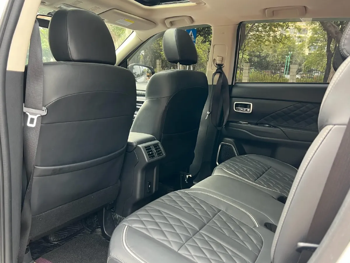 2021 Mitsubishi Outlander 2.4L 192HP L4 CVT,autocango,china used car exporter,china ev exporter,chinese used car exporter,chinese used ev exporter