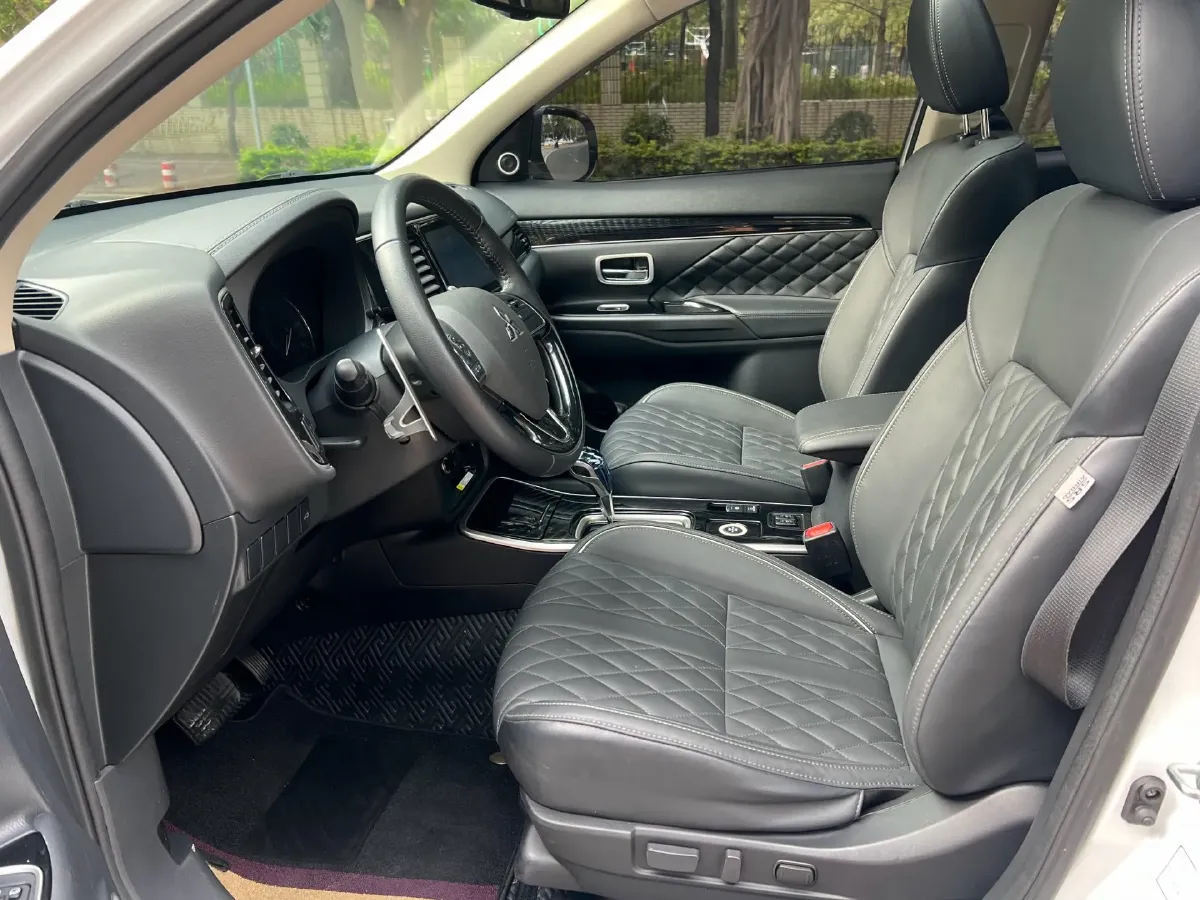 2021 Mitsubishi Outlander 2.4L 192HP L4 CVT,autocango,china used car exporter,china ev exporter,chinese used car exporter,chinese used ev exporter