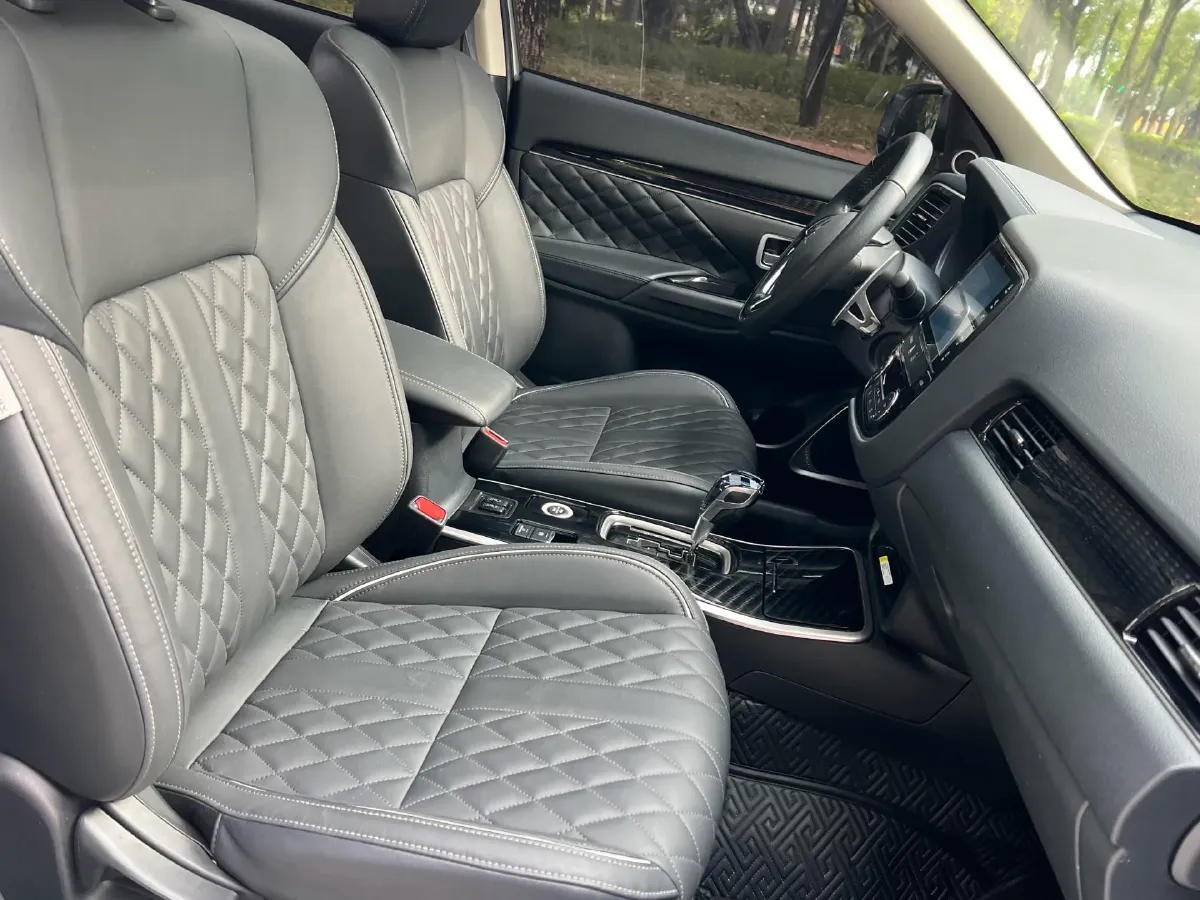 2021 Mitsubishi Outlander 2.4L 192HP L4 CVT,autocango,china used car exporter,china ev exporter,chinese used car exporter,chinese used ev exporter