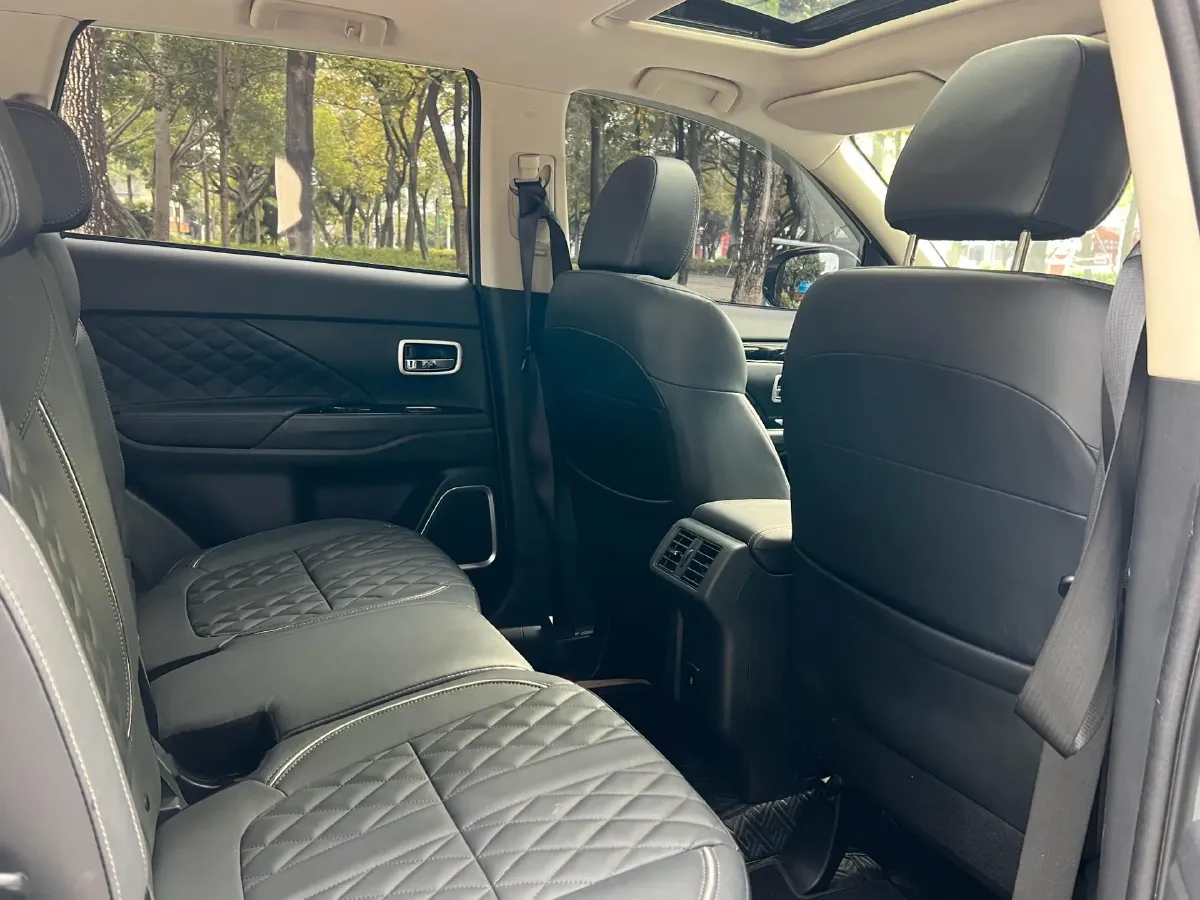 2021 Mitsubishi Outlander 2.4L 192HP L4 CVT,autocango,china used car exporter,china ev exporter,chinese used car exporter,chinese used ev exporter