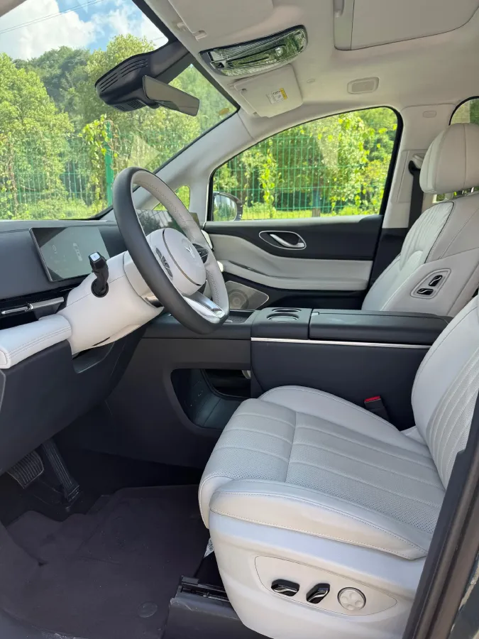 2025 Voyah Dream 1.5T 150HP L4 PHEV 41.7KWH,autocango,china used car exporter,china ev exporter,chinese used car exporter,chinese used ev exporter