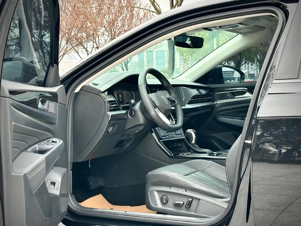 2024 Volkswagen Passat 2.0T 220HP L4 7DCT,autocango,china used car exporter,china ev exporter,chinese used car exporter,chinese used ev exporter