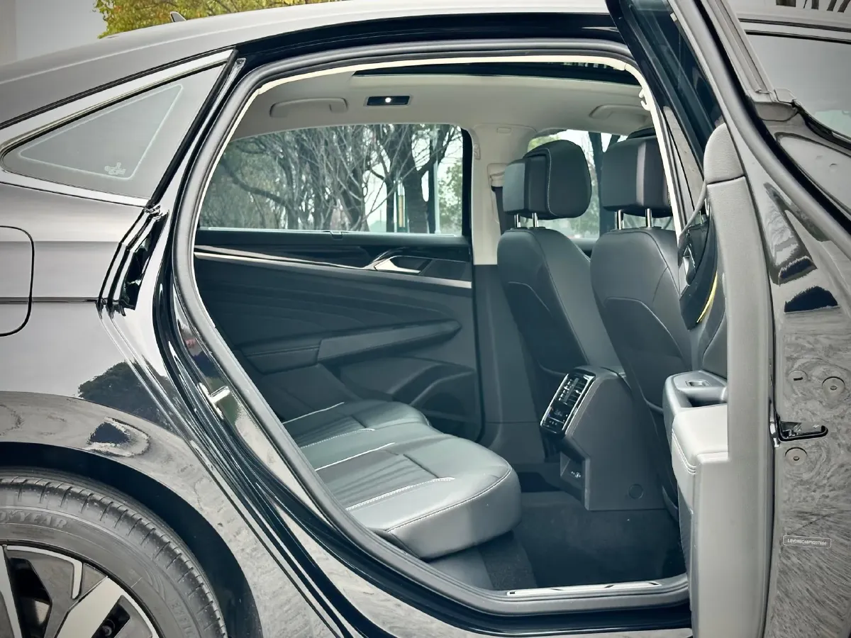 2024 Volkswagen Passat 2.0T 220HP L4 7DCT,autocango,china used car exporter,china ev exporter,chinese used car exporter,chinese used ev exporter