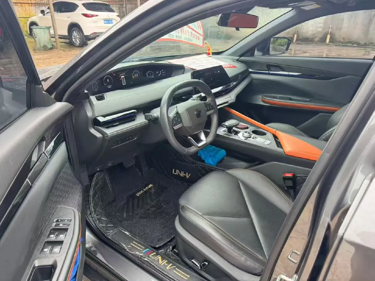 2022 ChangAn UNI-V 1.5T 188HP L4 7DCT,autocango,china used car exporter,china ev exporter,chinese used car exporter,chinese used ev exporter