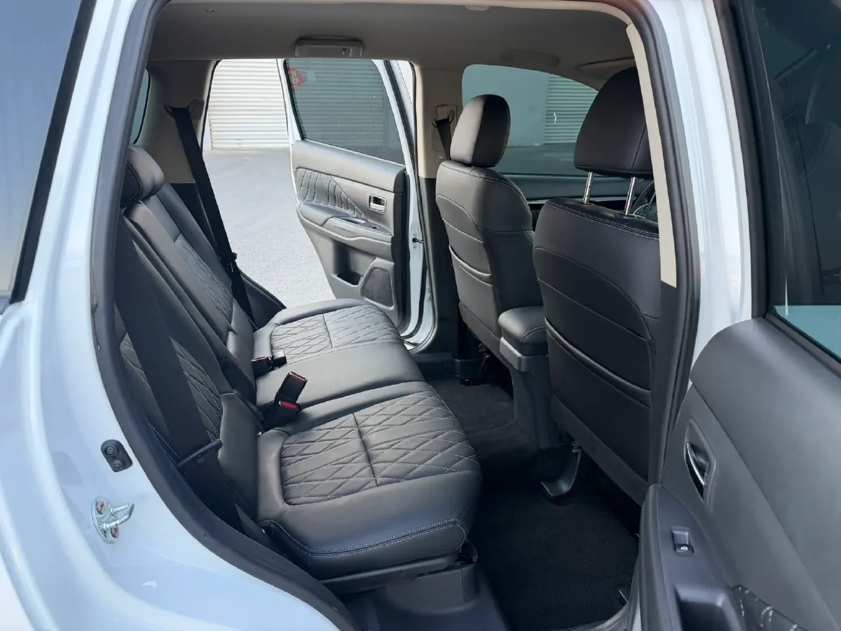 2021 Mitsubishi Outlander 2.0L 166HP L4 CVT,autocango,china used car exporter,china ev exporter,chinese used car exporter,chinese used ev exporter