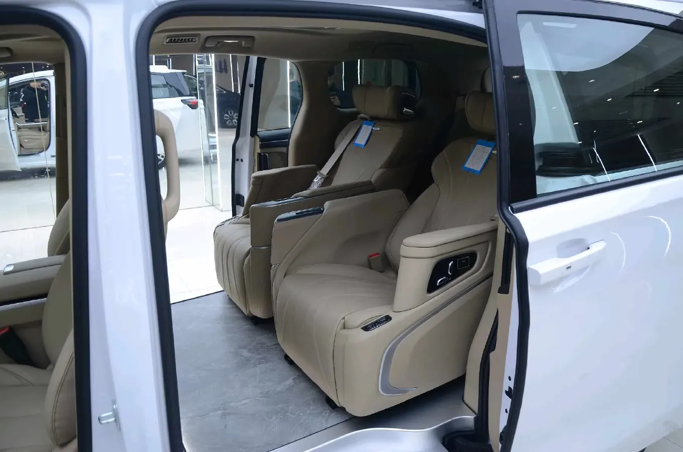 2025 Buick GL8 2.0T 237HP L4 9AT,autocango,china used car exporter,china ev exporter,chinese used car exporter,chinese used ev exporter