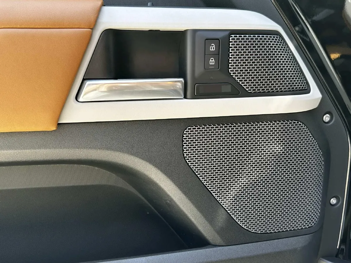 2024 Land Rover Defender 3.0T 400HP L6 8AT,autocango,china used car exporter,china ev exporter,chinese used car exporter,chinese used ev exporter