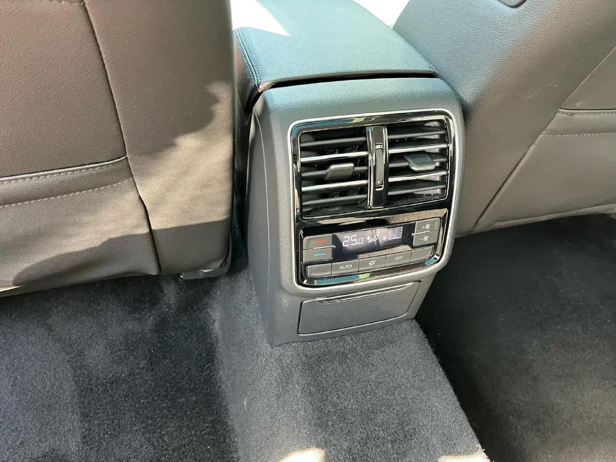 2019 Volkswagen Magotan 2.0T 186HP L4 7DCT,autocango,china used car exporter,china ev exporter,chinese used car exporter,chinese used ev exporter