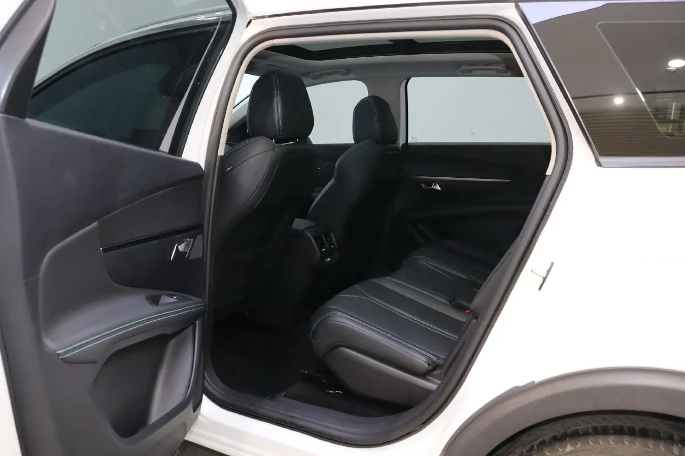 2021 Peugeot 5008 1.6T 170HP L4 8AT,autocango,china used car exporter,china ev exporter,chinese used car exporter,chinese used ev exporter